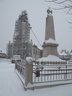 L'église et le monument sous la neige