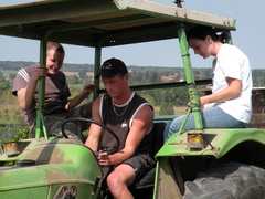 Quentin, Vincent et Francine repartent à la ferme avec le tracteur et la vendange