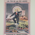 Ironie du sort, cette affiche datant de 1915 pronant l'interdiction de la distillation de l'absinthe se trouve à proximité des alambics
