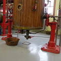 Sous chaque alambic un robinet de purge permet d enlever la partie liquide restant après la distillation.