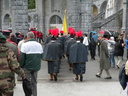 Les gardes suisses entrent dans le sanctuaire