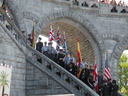 Les drapeaux prennent place sur les escaliers entourant l esplanade