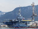 Traversée de la rade de Toulon, vue sur les bateaux militaires