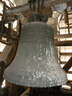 La seconde cloche : elle mesure 87 cm de diametre.ELle a été fondue en 1923 par Georges FARNIER, fondeur à Robécourt dans les Vosges. Elle est fixée sur un joug en acier. Il serait judicieux de le remplacer par une pièce en bois 