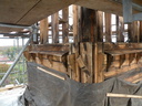 Le clocheton possède une armature en acier. La structure est remplie avec du bois