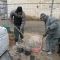 Les maçons préparent le mortier composé de chaux et de sable