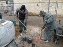 Les maçons préparent le mortier composé de chaux et de sable