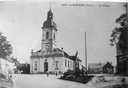Carte postale prise avant 1918. Le monument aux morts n'est pas construit, la croix de mission de la place se trouve à la place du monument. Le clocher est le premier construit.