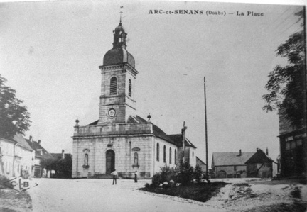 Carte postale prise avant 1918. Le monument aux morts n'est pas construit, la croix de mission de la place se trouve à la place du monument. Le clocher est le premier construit.