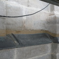 le joint de mortier emprisonne le dessus de la plaque de plombs, ce qui empeche l eau de rentrer dans la maçonnerie