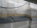 le joint de mortier emprisonne le dessus de la plaque de plombs, ce qui empeche l eau de rentrer dans la maçonnerie