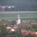 L'église vue depuis les vignes à Champagne sur Loue