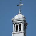 Le campanile où se trouve la sirène des pompiers, la croix et le coq