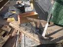 Les outils du poseur d'ardoises : le marteau approprié et l'enclume qui permet de tailler sur mesure la feuille de pierre