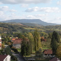 SI l'église domine le village, le Mont Poupet domine la région