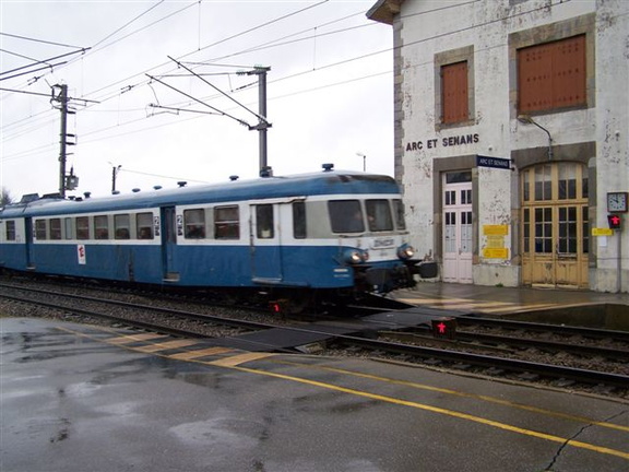 X2800 en gare d'ARc et Senans