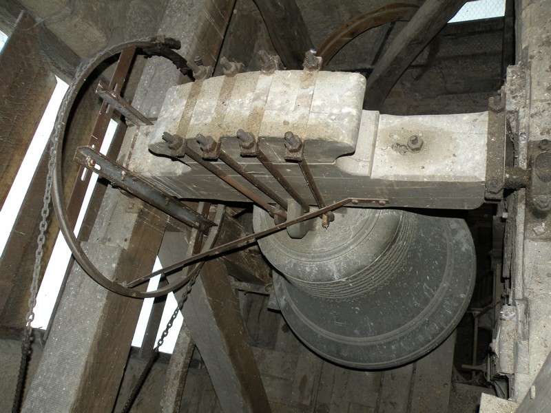 La grosse cloche mesure 111 cm de diamtre et pèse plus d'une tonne. Elle a été fondue en 1923 par Georges FARNIER, fondeur à Robécourt dans les Vosges